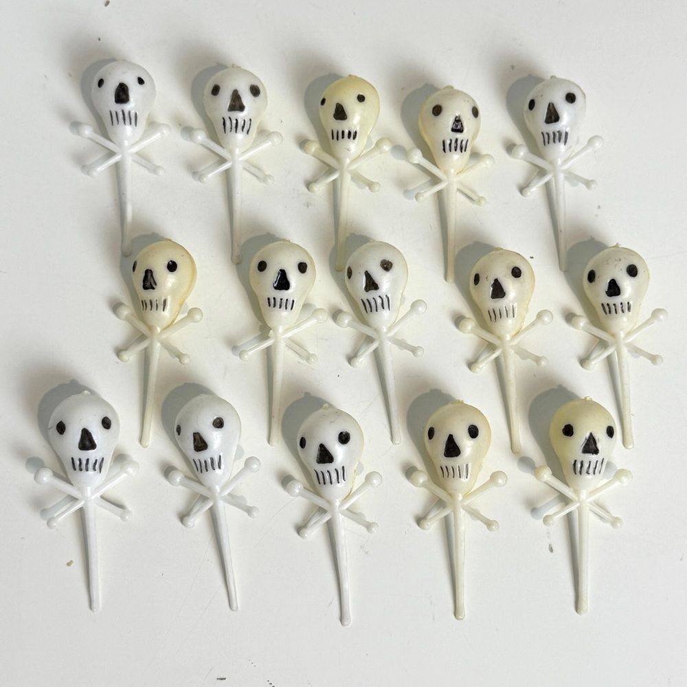 15 Vintage Skull & Crossbones Halloween Plastic Mold Cupcake Toppers